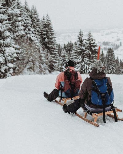 Zwei Wintersportler am Schlittenfahren bei der Kappeler Alp