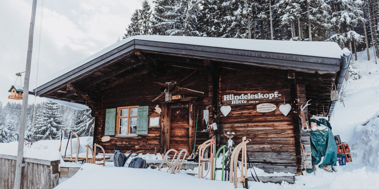 Verschneite Hündleskopfhütte mit Rodeln