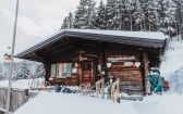 Verschneite Hündleskopfhütte mit Rodeln