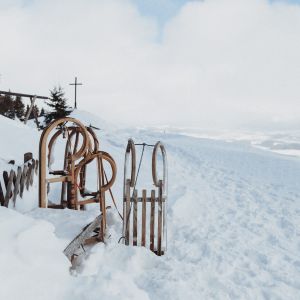 Aussicht von der Kappeler Alp mit Schlitten im Vordergrund