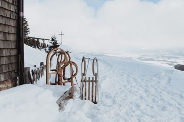 Aussicht von der Kappeler Alp mit Schlitten im Vordergrund