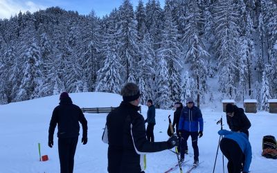 Teilnehmer beim Langlaufski anschnallen