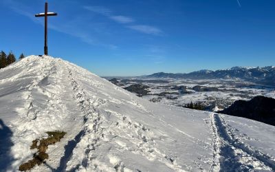Gipfelkreuz bei der Kappeler Alm mit Fernsicht auf die Zugspitze