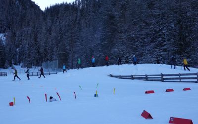 Beim Langlaufcamp im Ötztal wärmen sich die Campteilnehmer auf