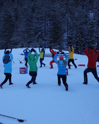 Aufwärmübungen in der Loipe beim Langlaufcamp im Ötztal