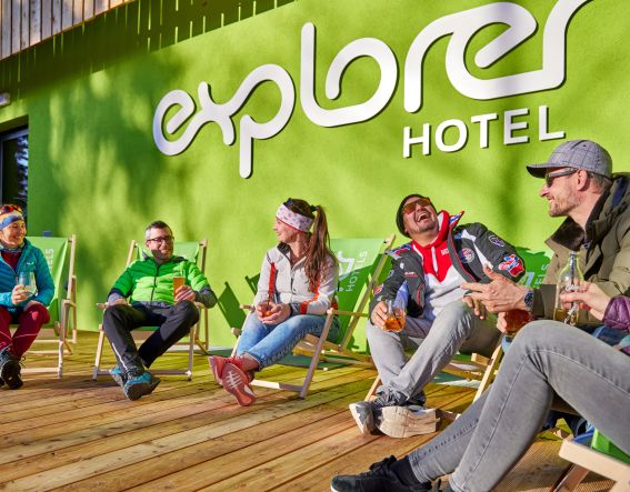 Auf der Explorer Hotel Terrasse könnt Ihr es Euch so richtig gut gehen lassen! Sonne, Bergblick und das Team - was gibt es besseres bei einer Tagung im Winter?