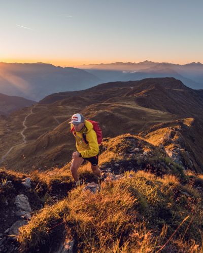 Trailrunning bei den ersten Sonnenstrahlen mit Bergpanorama