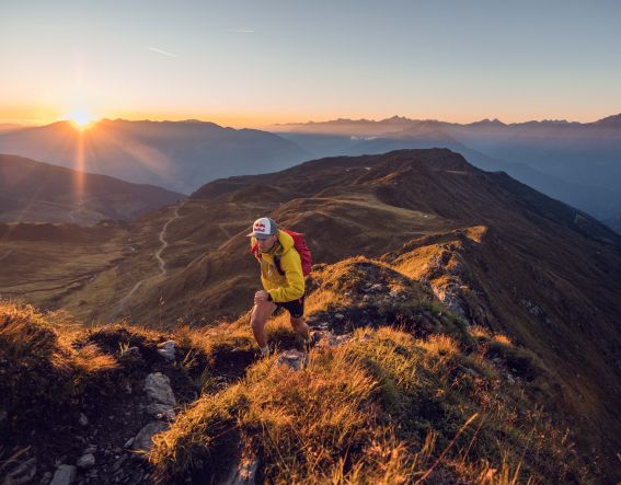 Trailrunning bei den ersten Sonnenstrahlen mit Bergpanorama