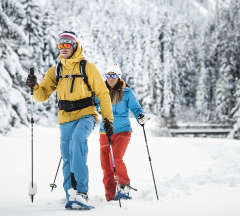 Tirol rengeteg lehetőséget kínál a téli nyaralásra – a legszebb ezek közül a Stubai-völgyben található. Fedezze fel a völgyet télen egy hótalpas túrán.