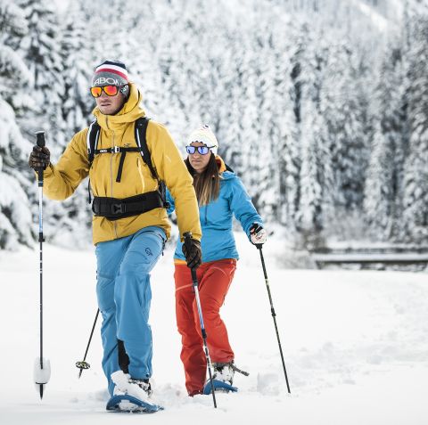Tyrol offers so many options for winter holidays – the most beautiful of which is located in the Stubai Valley. Explore the valley in winter on a snowshoe tour.