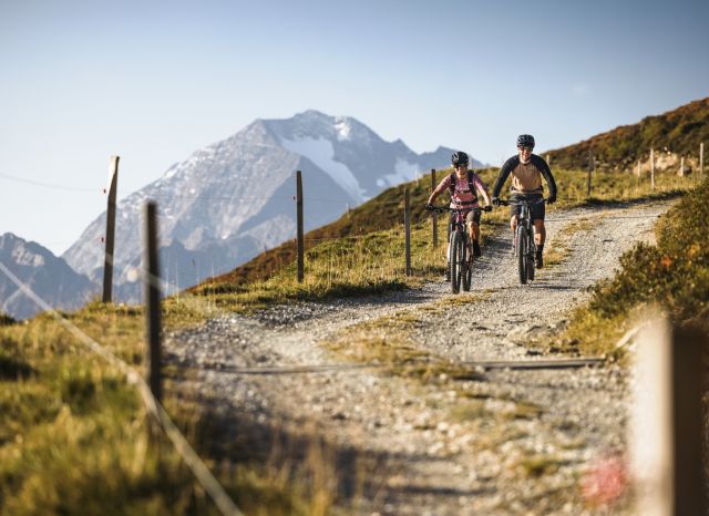 A mountain bike is a must for every summer holiday in Stubai. From Neustift im Stubaital, you can embark on many great tours into the Stubai Mountains. Whether you're alone, with a partner, or in a group.