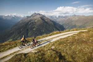 Im Stubaital ist das Mountainbiken eine beliebte Sportart. Du solltest unbedingt einige der unzähligen MTB Touren in der Region in Tirol ausprobieren. Die Mountainbike Routen im Stubaital reichen von einfach bis anspruchsvoll.