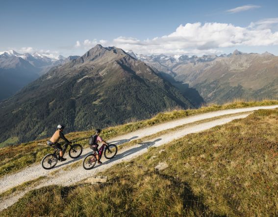 Im Stubaital ist das Mountainbiken eine beliebte Sportart. Du solltest unbedingt einige der unzähligen MTB Touren in der Region in Tirol ausprobieren. Die Mountainbike Routen im Stubaital reichen von einfach bis anspruchsvoll.