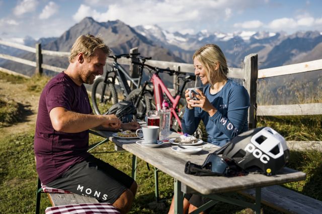 Eine leckere Brotzeit schmeckt gleich viel besser in der schönen Berglandschaft im Stubaital