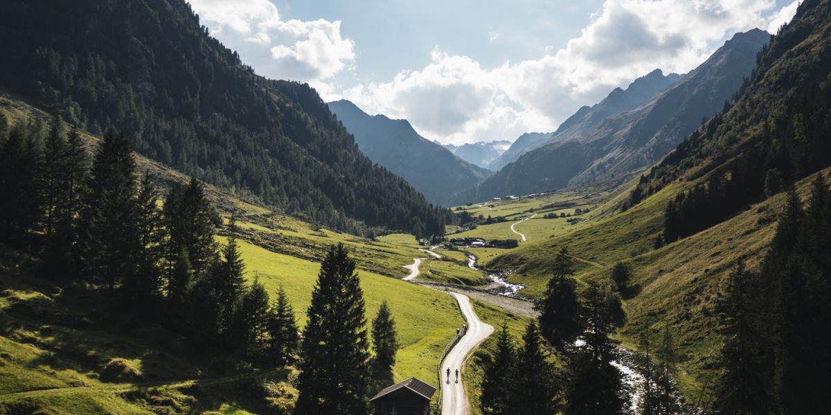 Warst du schon mal im Stubaital? Ein beliebtes Ziel auch für Fahrradtouren. Unzählige Routen laden Dich ein, die Bergwelt zu erleben, genießen und erkunden.