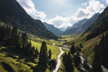 Das Bergpanorama im Stubaital - wunderschöne Natur hautnah erleben und genießen. Wann startest du die nächste Fahrradtour?