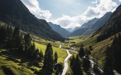 Siete mai stati nella Valle dello Stubai? È anche una meta ambita per gli amanti del ciclismo. Innumerevoli percorsi invitano a scoprire, apprezzare ed esplorare il mondo alpino.