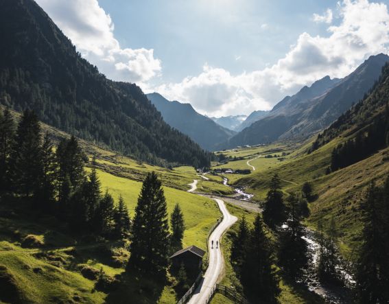 Das Bergpanorama im Stubaital - wunderschöne Natur hautnah erleben und genießen. Wann startest du die nächste Fahrradtour?