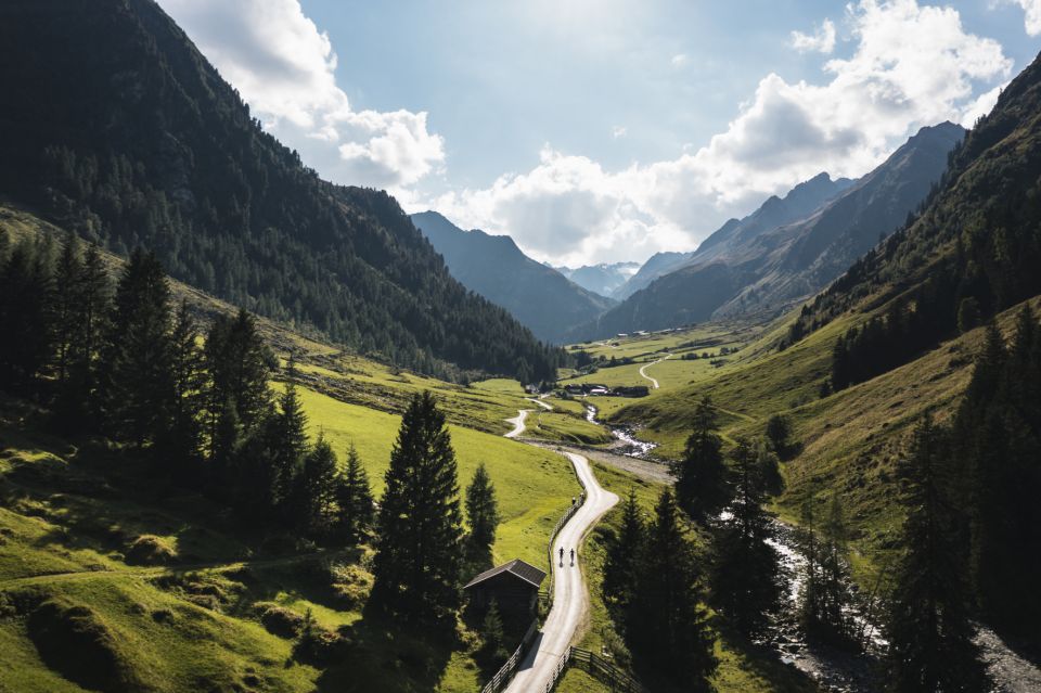 Das Bergpanorama im Stubaital - wunderschöne Natur hautnah erleben und genießen. Wann startest du die nächste Fahrradtour?