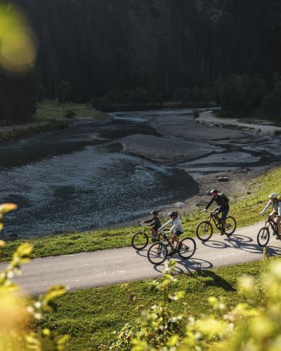 Il sole splende, le montagne chiamano: partite per un'escursione in mountain bike o in bicicletta con gli amici o la famiglia. La Valle dello Stubai offre un'ampia scelta di tour. Provatela subito!