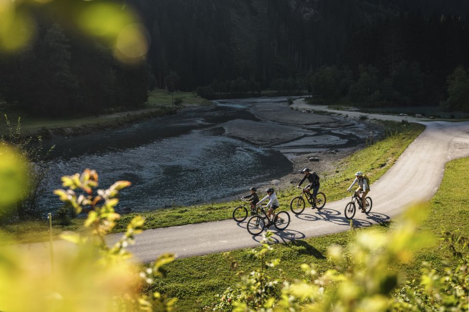 Die Sonne scheint, die Berge rufen - starte mit Freunden oder mit der Familie einen Ausflug mit dem Mountainbike oder Fahrrad. Es gibt eine große Auswahl unterschiedlicher Touren im Stubaital. Jetzt erleben!