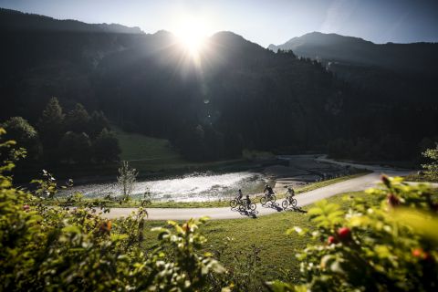 Un bon conseil pour des vacances en famille dans la vallée de Stubai est de faire du VTT avec les enfants sur la piste cyclable de la vallée de Stubai autour de Neustift.