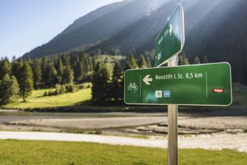 Mit dem Mountainbike, Rennrad oder Gravelbike fährst Du auf dem Talradweg im Stubaital von einer Ecke in die nächste. Neustift im Stubaital ist Deine Adresse, da hier auch das Hotel Stubtaital steht.