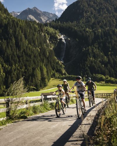 A fun way to burn off some energy with the whole family. Choose one of the many different routes and enjoy the freedom of the mountains on your bike with the whole family.