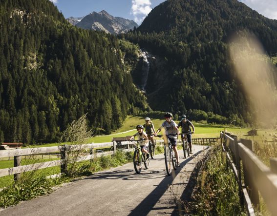 Wie wäre es mit einem Familienausflug in Stubaital? Eine Runde mit dem Mountainbike oder eine gemütliche Radtour?