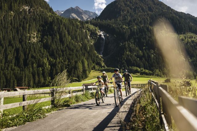 Wie wäre es mit einem Familienausflug in Stubaital? Eine Runde mit dem Mountainbike oder eine gemütliche Radtour?