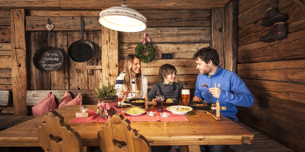 Zum Ausklang nach einer gemeinsamen Wanderung lässt es sich doch wunderbar in einer urigen Hütte mit regionalen Schmankerl gut gehen, oder?