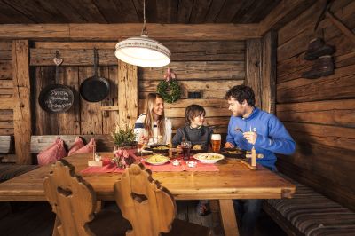 Zum Ausklang nach einer gemeinsamen Wanderung lässt es sich doch wunderbar in einer urigen Hütte mit regionalen Schmankerl gut gehen, oder?