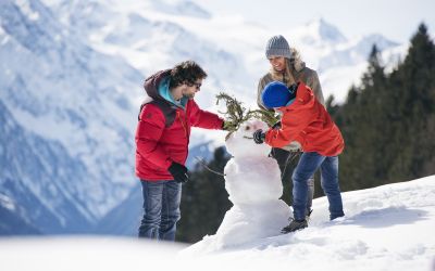 Was ein Familienspaß. Zusammen einen Schneemann bauen in der traumhaften Winterlandschaft vom Stubaital.