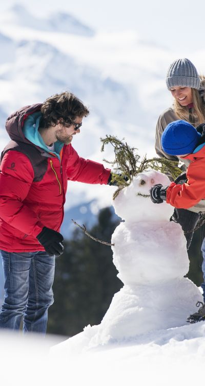 Was ein Familienspaß. Zusammen einen Schneemann bauen in der traumhaften Winterlandschaft vom Stubaital.