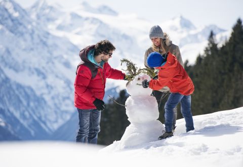 What family fun! Building a snowman together in the dreamy winter landscape of the Stubai Valley.