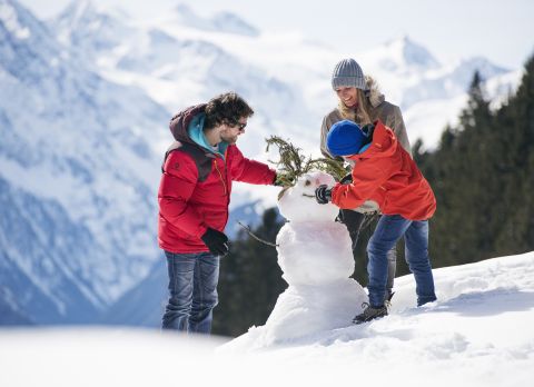 Micsoda családi móka! Hóembert építeni együtt a Stubai-völgy álomszerű téli tájában.