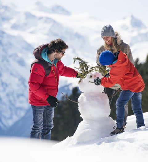 Wat een familiepret! Samen een sneeuwpop bouwen in het dromerige winterlandschap van het Stubaital.