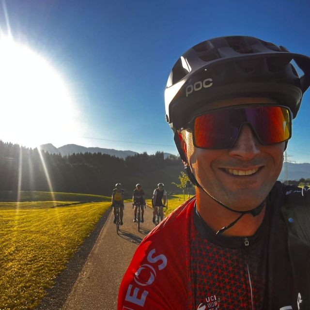 Explorer Team - Selfie von Patrick beim Rennradfahren und Sonnenschein