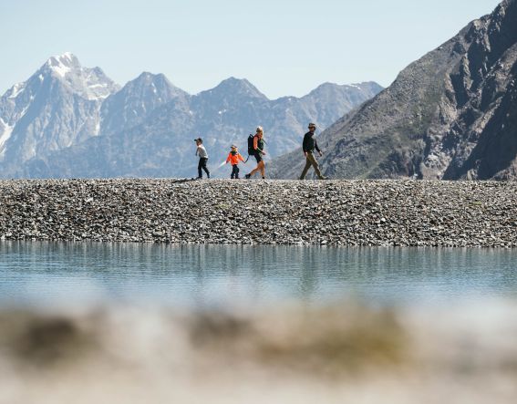 Mit der Familie unterwegs am Speicherteich Stubaier Gletscher in Tirol