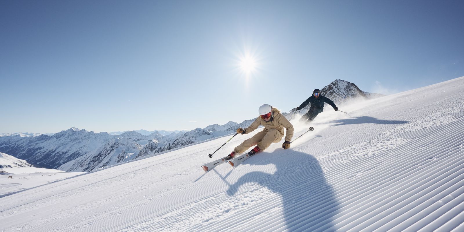 Skifahren im Stubaital auf dem Gletscher Stubaital an einem schönen Sonnentag im Winter