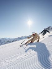 Skifahren im Stubaital auf dem Gletscher Stubaital an einem schönen Sonnentag im Winter