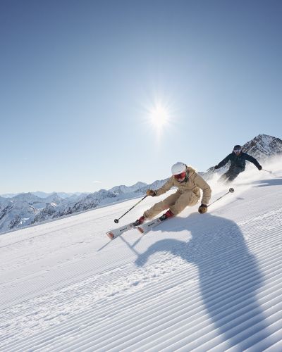 Skifahren im Stubaital auf dem Gletscher Stubaital an einem schönen Sonnentag im Winter