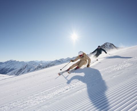 Skifahren im Stubaital auf dem Gletscher Stubaital an einem schönen Sonnentag im Winter