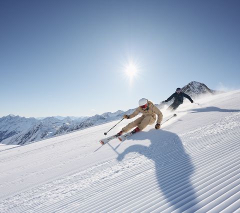 A legjobb, ha süt a nap – egy tökéletes sínap a Stubai-gleccseren a Stubai-völgyben – együtt éljük át az élményt.