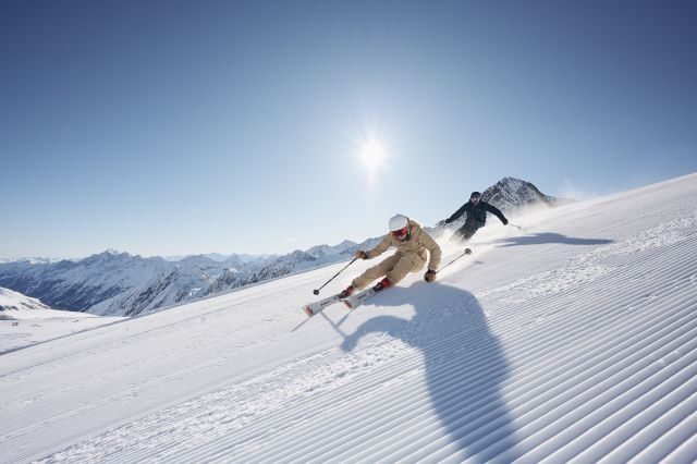 Skifahren im Stubaital auf dem Gletscher Stubaital an einem schönen Sonnentag im Winter
