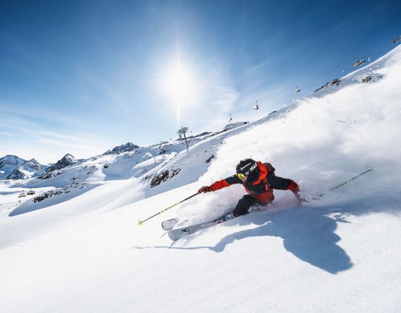 Traumhafte Bedingungen für Deinen Skitag am Stubaier Gletscher. Sonne, frischer Schnee und freie Bahn. 
Wann startest du deinen Ausflug?