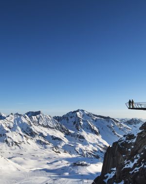 Die Gipfelplattform Stubaier Gletscher ein Freizeittipp, der Euch in atemberaubender Höhe die Berglandschaft zu Füßen legt