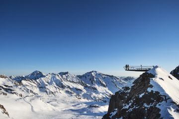 Die Gipfelplattform Stubaier Gletscher ein Freizeittipp, der Euch in atemberaubender Höhe die Berglandschaft zu Füßen legt