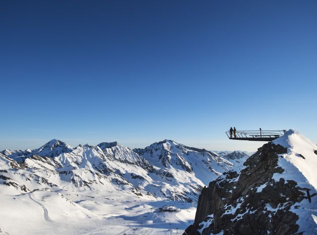 Een panoramisch uitzicht dat reikt tot aan de Dolomieten. Het TOP OF TYROL-topplatform op 3210 meter hoogte in het Stubaital op de Stubaier gletsjer is een populaire bestemming.