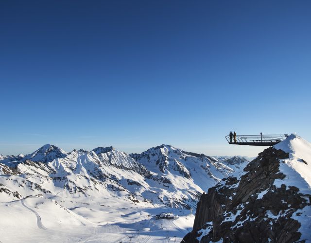 Une vue panoramique s'étendant jusqu'aux Dolomites. La plateforme sommitale TOP OF TYROL, à 3 210 mètres d'altitude dans la vallée de Stubai, sur le glacier de Stubai, est une destination prisée.
